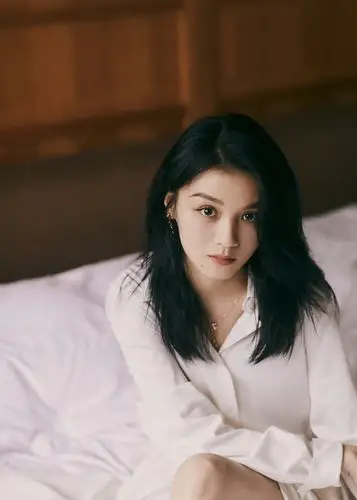 演员春夏受邀出席活动 衬衫裙亮相尽显简约大方