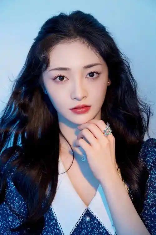 周洁琼斑点连衣裙时尚大片写真