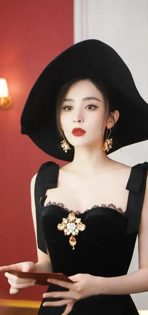 今日是暗黑系女王新疆最美女神之一古力娜扎