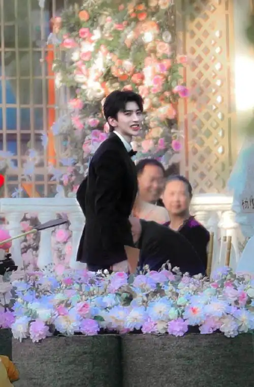 《奔跑吧》首期上线 蔡徐坤变身新郎 弹跳力惊人在线起飞