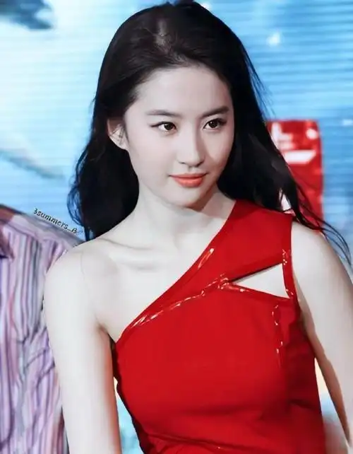 刘亦菲一袭红裙 明媚动人