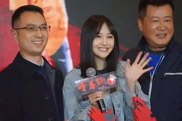 郑爽跟在赵宝刚身后超乖巧,两次"抢"c位,还忘了新剧播出时间_网易订阅