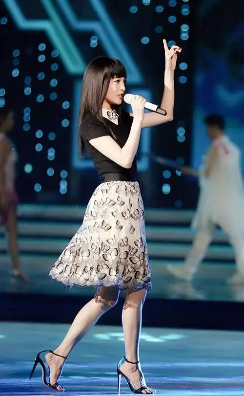 穿上高跟鞋秀出长腿和美足的张韶涵满满的时尚气质,真是太美了