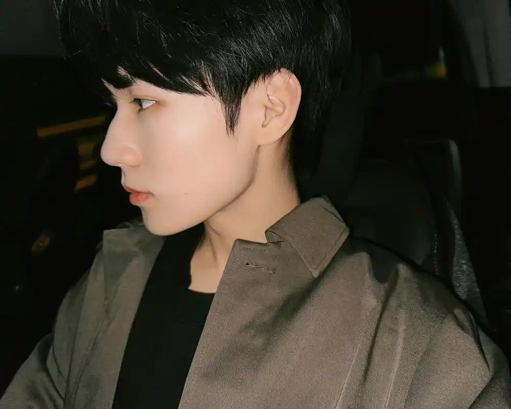 张真源的喉结,有点绝绝子