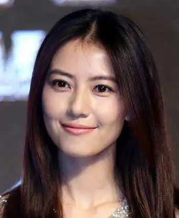 明星露额发型 尽展熟女风范