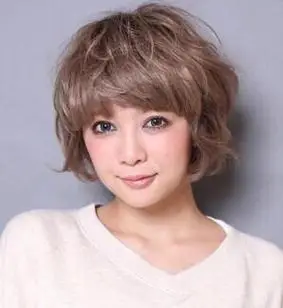 发量少头发细软适合什么发型 短发烫发发型2023潮女