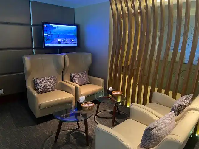 现在,我们就一起去看一看整个贵宾室的情况吧! 贵宾休息室建在二楼