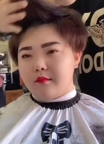 其实脸大脸胖头发自然卷剪一个好看个性一点的短发发型也不错的哦