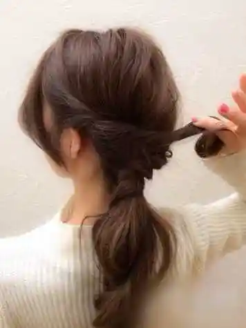 步骤七:左侧的头发也按照同样的方法扭转成发辫,然后将两条辫子固定在