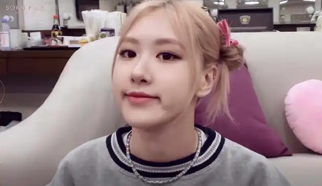 这位扎春丽头的小孩吃东西也太可爱了吧啊喂!#朴彩英