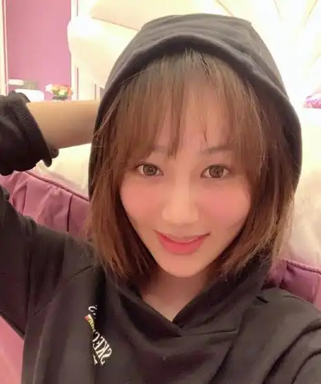 杨紫酒后晒出照片,素颜出镜满脸泛红真迷人,笑起来的样子可真甜