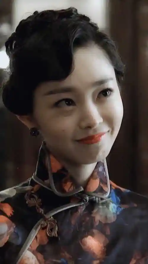 宋轶的长相和气质与旗袍太契合了仿佛她真的是从民国走出来的