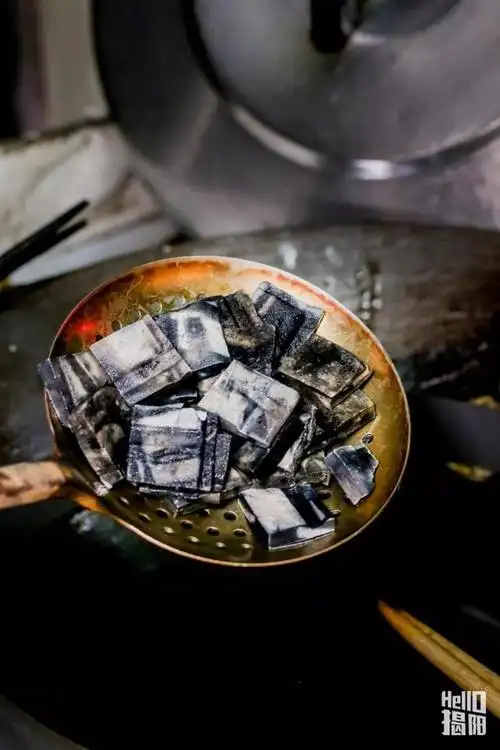 块黑乎乎的豆腐,这里面的门道可不少,要用专门的卤水来发酵,闻起来臭