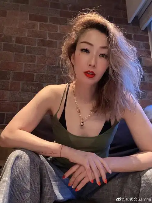 郑秀文上线营业晒美照吊带微透内衣隐若小