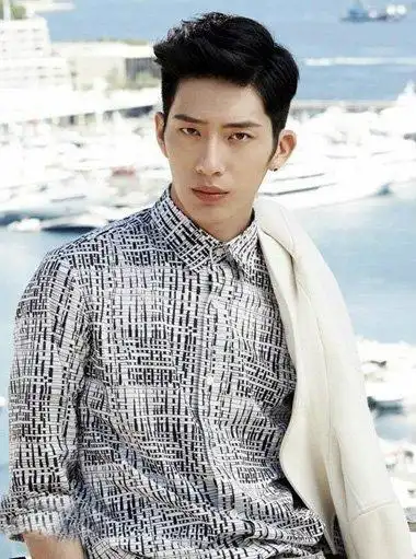 韩式短卷发有哪些类型 菱形脸男生制作出的短发