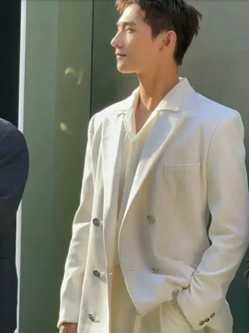 杨洋插兜随拍##杨洋侧拍写真