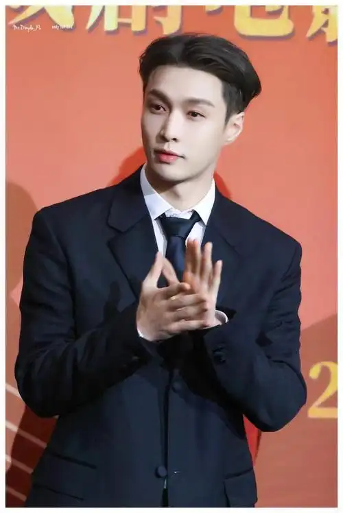 让我们一起期待张艺兴在未来的日子里,继续创造出更多优秀的作品,为