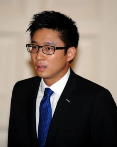 霍启山曾经的绯闻女主角都找到了自己的幸福,只有他仍旧一直孤身一人