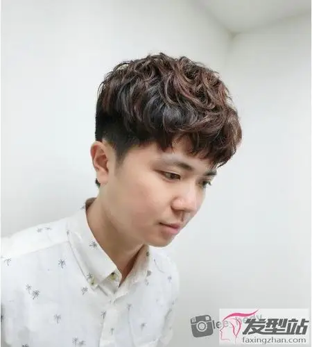 盘点韩星男神们的卷刘海发型,总带有一点慵懒感,轻轻一拨,再配上迷朦