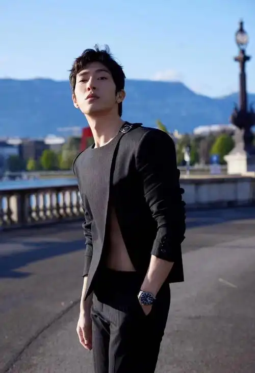 井柏然的腹肌偷偷藏不住