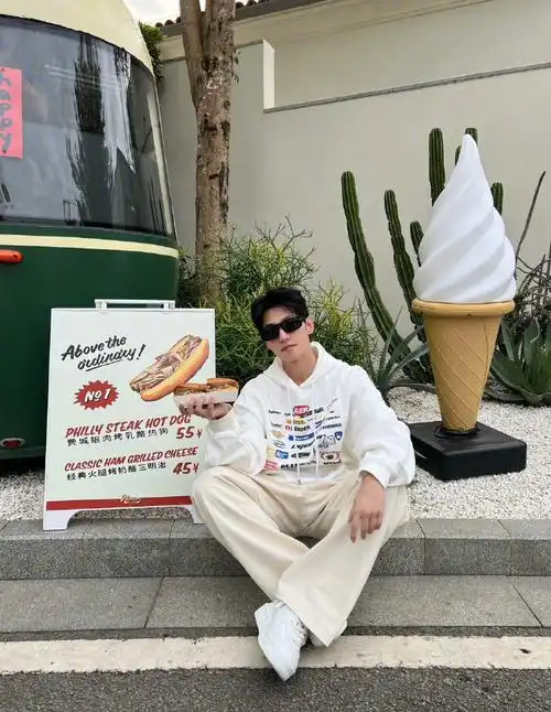 杨洋白卫衣营业照##杨洋一口气发了16张图#杨洋分享生活照,白我衣