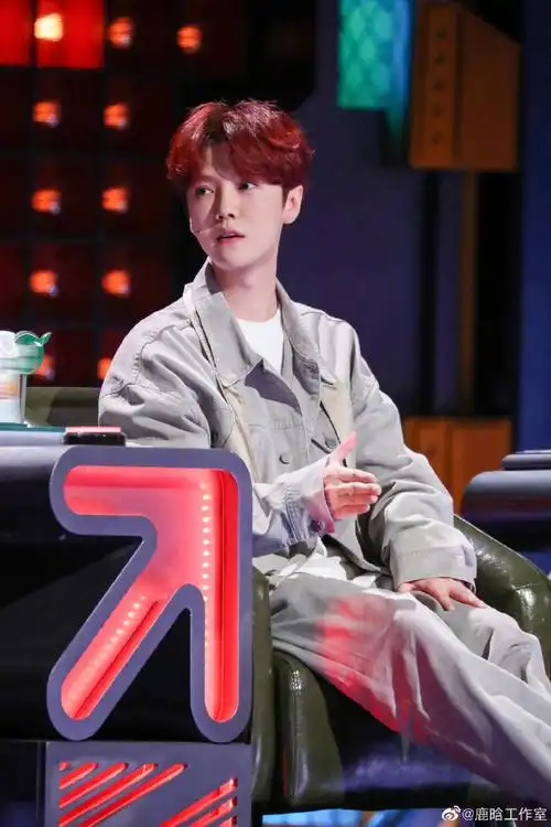 鹿晗脱口秀大会剧照#噫呼,今晚还有可爱害羞又帅气的领笑员鹿晗,期待