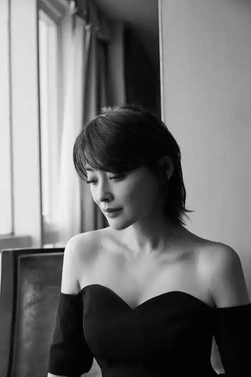 45岁梅婷不走寻常路,大胆挑战露肩礼裙,好身材上镜着实有够加分