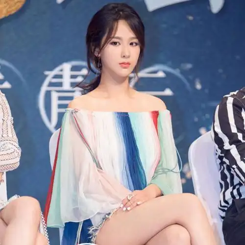 九位女明星穿上最流行的一字肩!她的最难驾驭