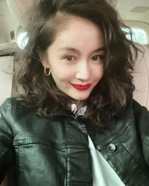 王子文罕见换新发型却翻车,烫奶奶卷变野蛮阿姨,太显老_腾讯新闻