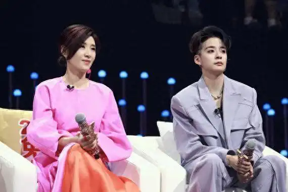 苏慧伦现身我们的歌盲选代号大黄蜂藏母爱