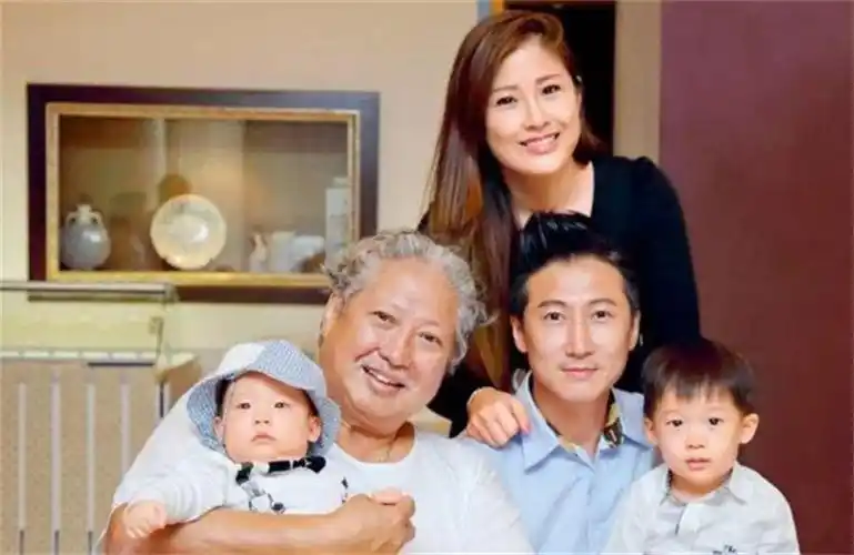 6712年前订婚照片曝光,洪金宝夫妇与洪天明夫妇,亲密合照倍显温馨