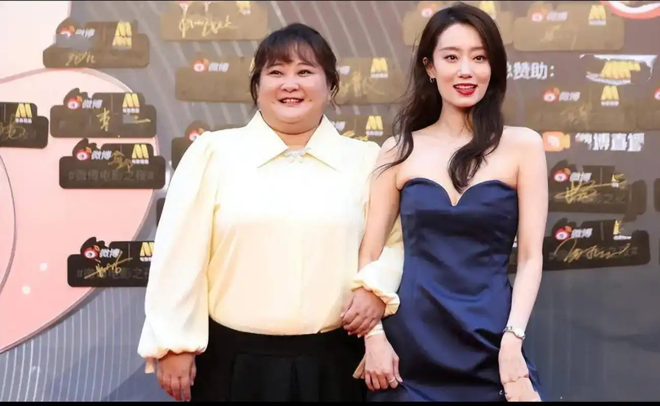 张小斐晒合照为贾玲庆生,看图片应该是回到了《你好李焕英》的拍摄地.