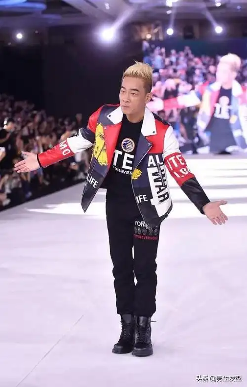 陈小春寸头痞气十足(52岁陈小春剪飞机头依旧帅气)(7)