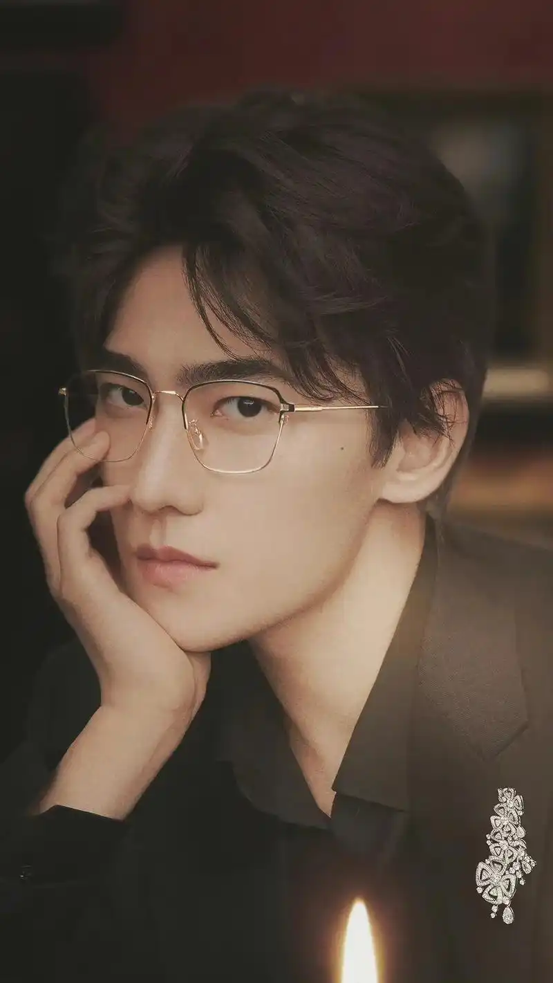 杨洋戴眼镜真的绝了!#杨洋 #神仙颜值 #眼镜  - 抖音