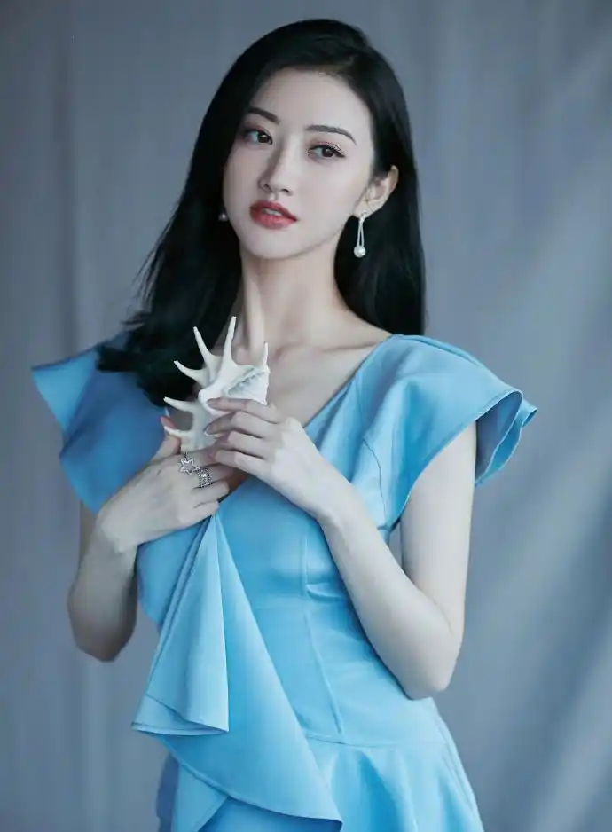 长发美女景甜性感天蓝色v领连衣裙优雅写真图片景甜连衣裙美女女演员