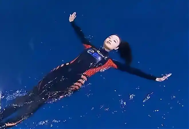 倪妮游泳视频被翻出穿连体泳衣身形傲人泳姿太美引起热议