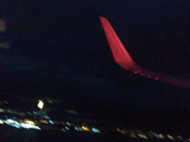 黑夜中飞机要起飞了