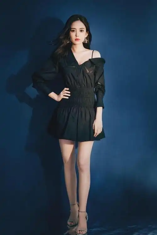 娜扎穿仙女裙秀蝴蝶背,丸子头太俏皮了,着实是"神颜"啊|古力娜扎