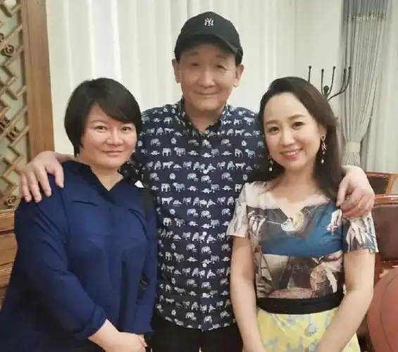 演员谢园去世后小妻子将泪和痛埋在心底为一件事后悔