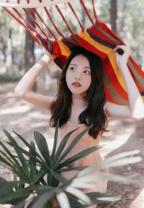 清秀少女户外吃瓜优雅阳光唯美下写真