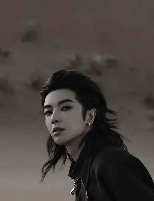 华晨宇长发背头造型魅力十足——华晨宇出席欧莱雅新品发布会_火星