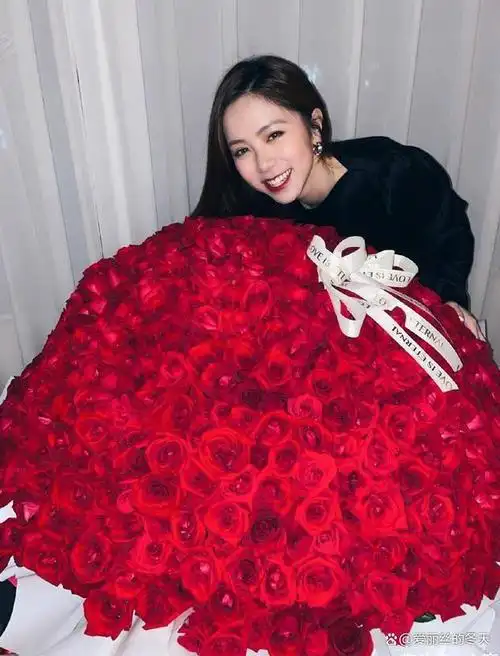 原创邓紫棋晒30岁生日照收到超大束玫瑰花男朋友低调站边上