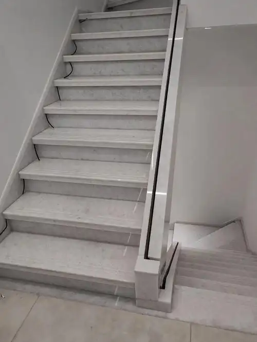 带灯带和玻璃的楼梯节点