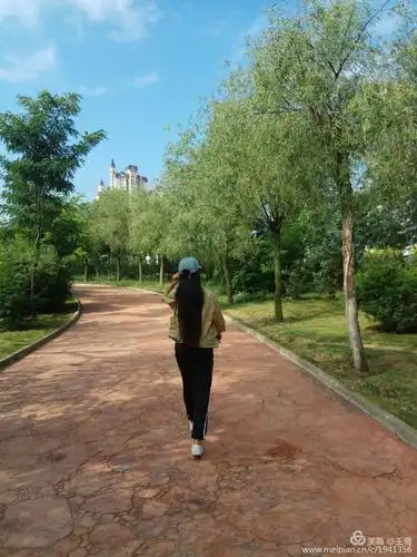 行走在形形色色的背影里,每个人都是别人的背影,每一个别人也都是自己