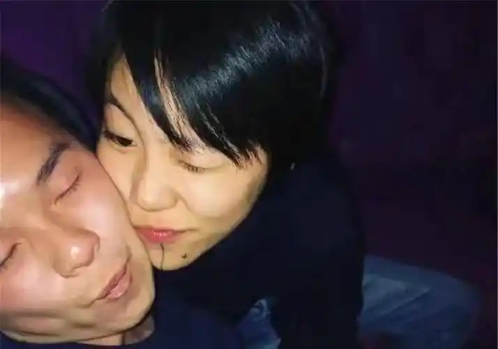 王菲女儿窦靖童与一男子穿情侣装,照片合影十分亲密.