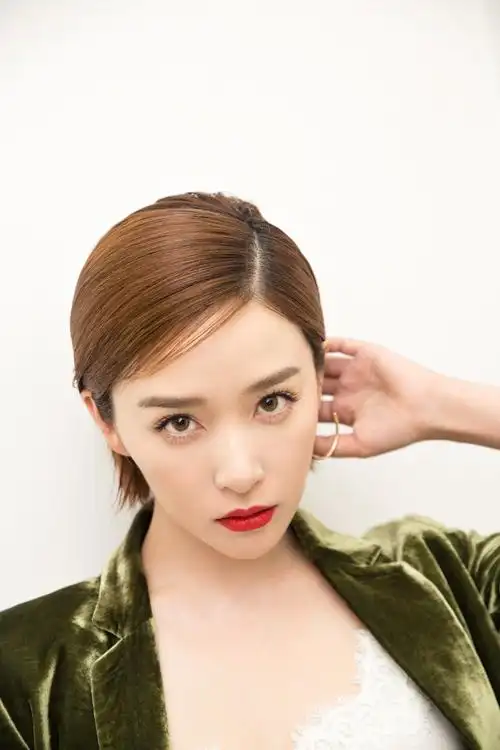 9阚清子短发干练