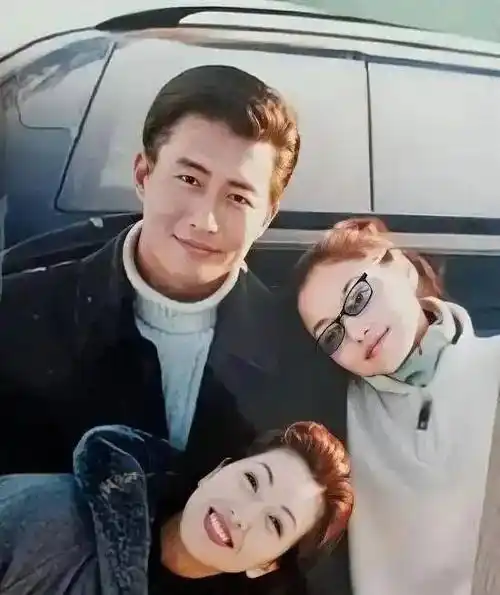 9年的老公,53岁穿正装男人味十足,比高曙光帅多了_时尚_田小洁_什么