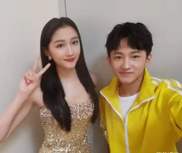 "严良"晒和关晓彤的合照,童年照片惊人相似,这是什么神仙缘分_姐弟