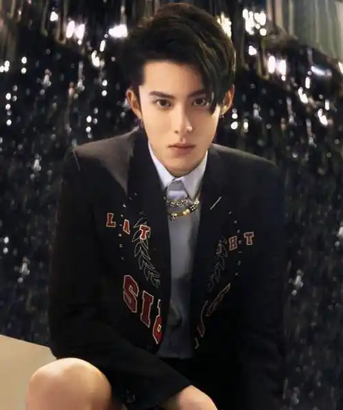 看完这样的时尚写真大片,网友:突然期待新版《流星花园》_王鹤棣_官鸿