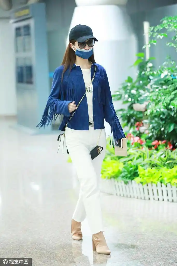 赵丽颖街拍:麂皮流苏夹克灵动若蓝天鹅